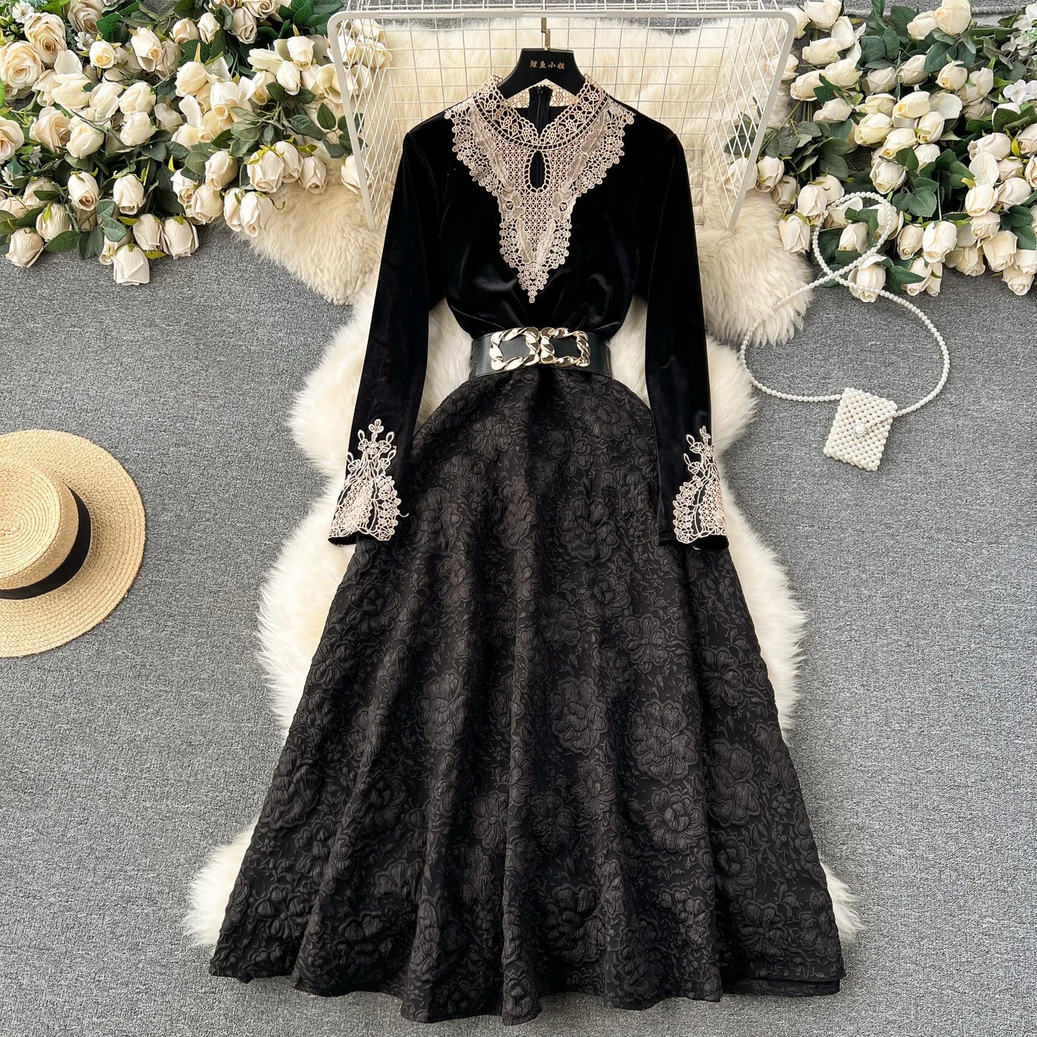 أروين AJH Vintage velvet dress for women in autumn and winter new French Hepburn style lace patchwork jacquard court black dress Chic Lace Dress